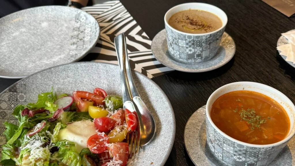 使用老爺酒店餐券於台中zebra餐廳用餐，前菜番茄布拉塔起司沙拉好吃