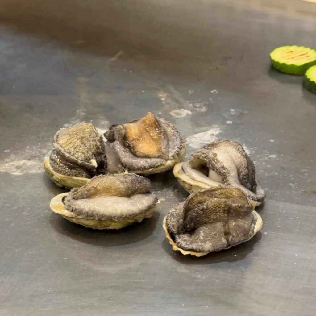 苗栗美食後花園鐵板燒，現場鐵板料理南非鮑魚，大顆鮮甜