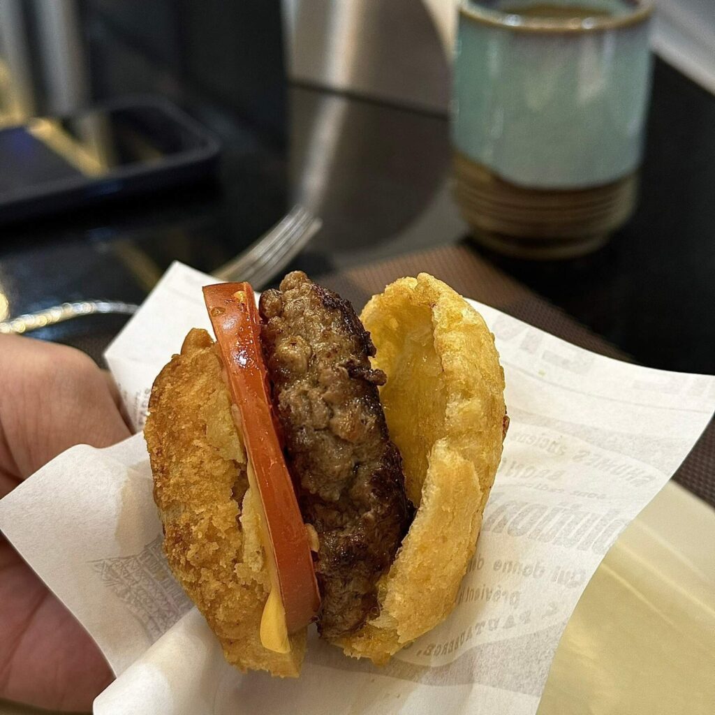 苗栗美食後花園鐵板燒，主廚特製和牛泡芙製作，和牛厚實多汁