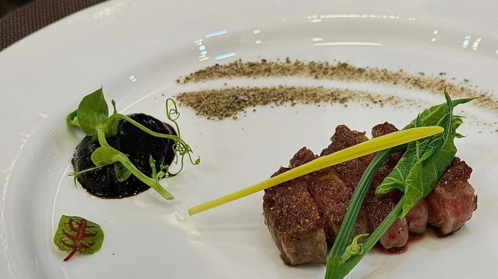 苗栗美食後花園鐵板燒，日本直送A5和牛七分熟，搭配黑蒜醬