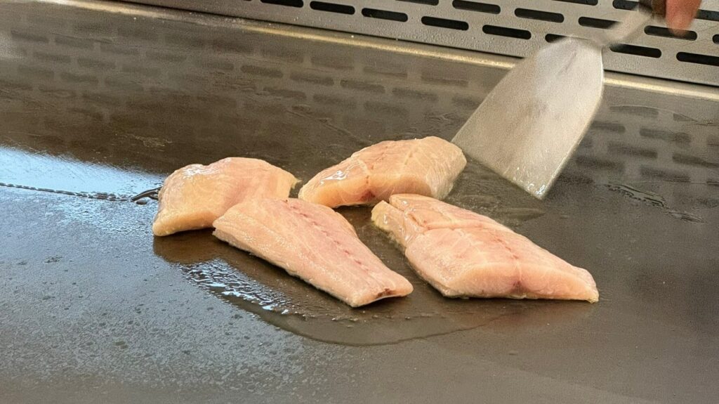 苗栗美食後花園鐵板燒，新鮮馬頭魚料理過程，新鮮現做