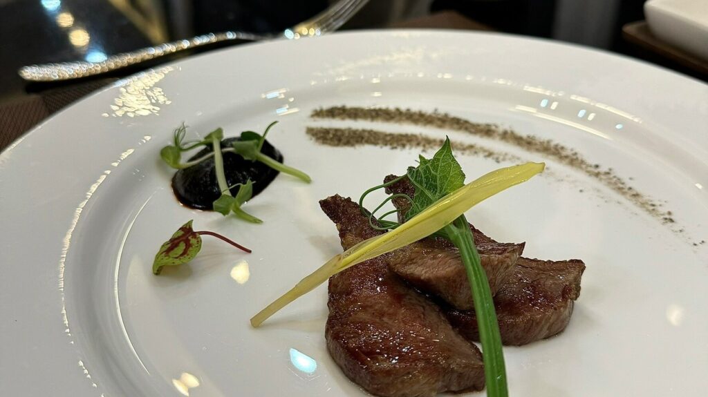 苗栗美食後花園鐵板燒，特選西班牙伊比利豬七分熟，搭配黑蒜醬