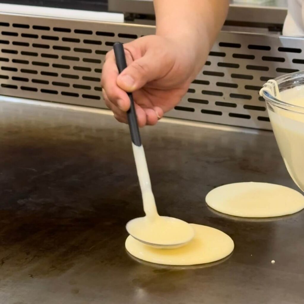 苗栗美食後花園鐵板燒，師傅製作鐵板銅鑼燒